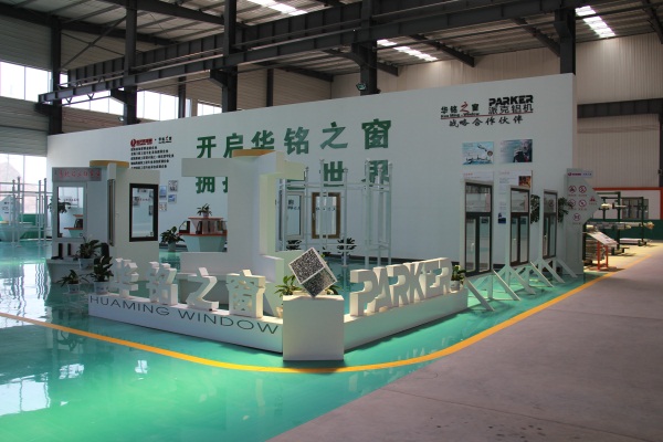 鋁合金門窗生產(chǎn)車間圖片派克機器
